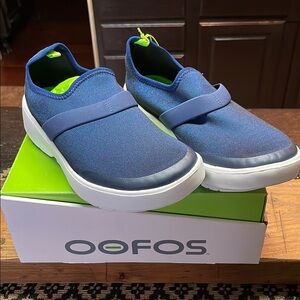Oofos Oomg Fibre Low White/Navy Women’s Sneakers Size 8.
